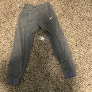grey nike joggers size kids xl. fits like a women’s XS